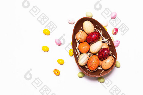 节日食品概念彩色糖果和巧克力复活节彩蛋，白色背景，带空间
