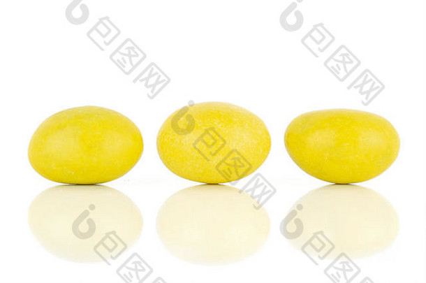 集团黄色的糖螺母糖果行孤立的白色背景