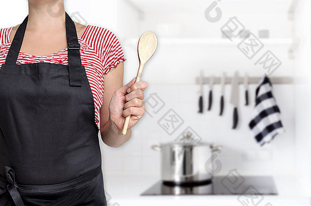 空模版厨师手握木勺背景概念。