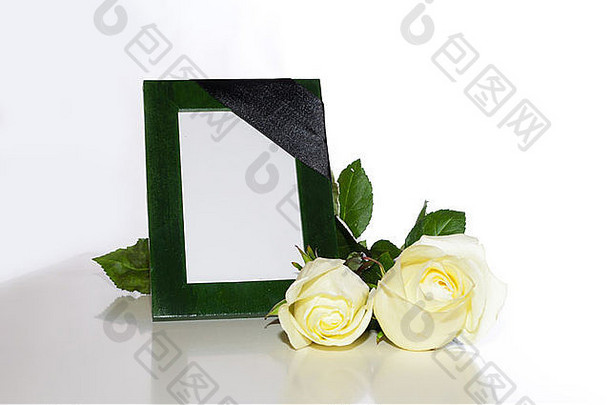 绿色照片框架哀悼黑色的磁带白色玫瑰光背景
