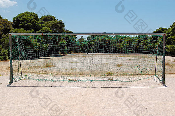 公园里空荡荡的足球门柱、球场和球网。