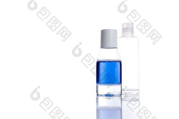白色背景上隔离的不同化妆品瓶，蓝色液体瓶