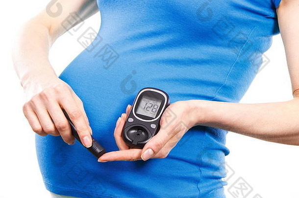 孕妇手持血糖仪检查血糖水平结果不良，怀孕期间有糖尿病的概念，期待新生儿出生