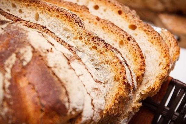 片新鲜的烤一个易怒的传统的面包黑麦小麦面包