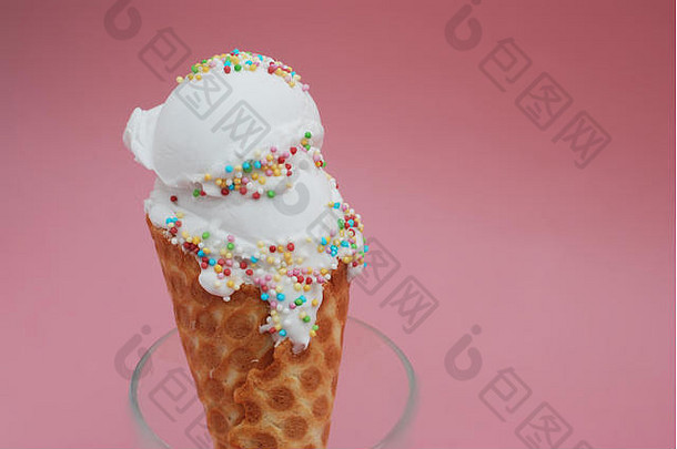 <strong>冰淇淋</strong>蛋卷和一勺香草<strong>冰淇淋</strong>和五彩纸屑放在玻璃中，在粉红色背景上隔离。顶视图。派对，甜点，<strong>夏日</strong>概念。
