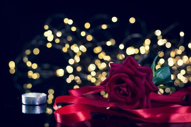 情人节一天背景礼物丝带红色的玫瑰蜡烛五彩纸屑黑色的背景心形状散景灯情人节一天概念