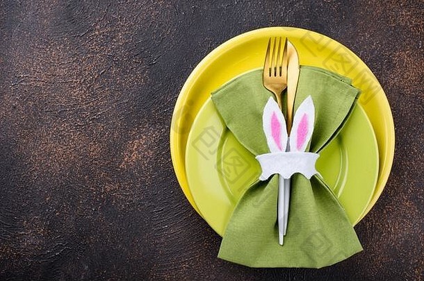 复活节餐桌设置为绿色