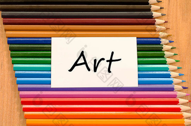 艺术文本概念与木制背景上的彩色铅笔