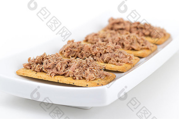 白底金鱼肉夹在饼干上作为零食或开胃菜