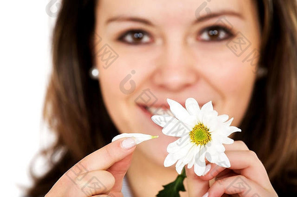 女孩采取花瓣花孤立的白色背景