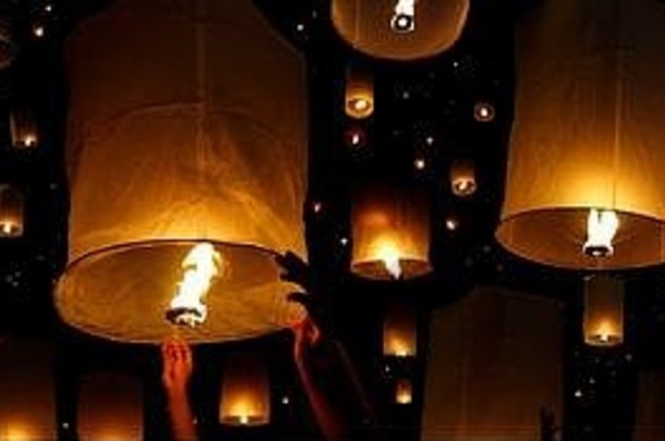 泰国清迈洛伊克拉通节期间的飞舞蜡烛