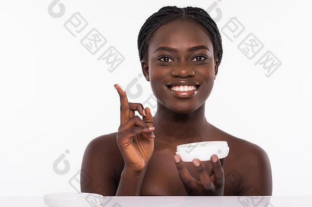 美肖像年轻的非洲女人化妆持有容器身体奶油孤立的灰色的背景