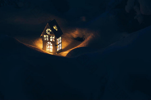 晚上雪上点着蜡烛的灯塔