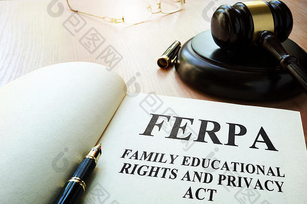 FERPA（家庭教育权利和隐私法）放在桌子上。