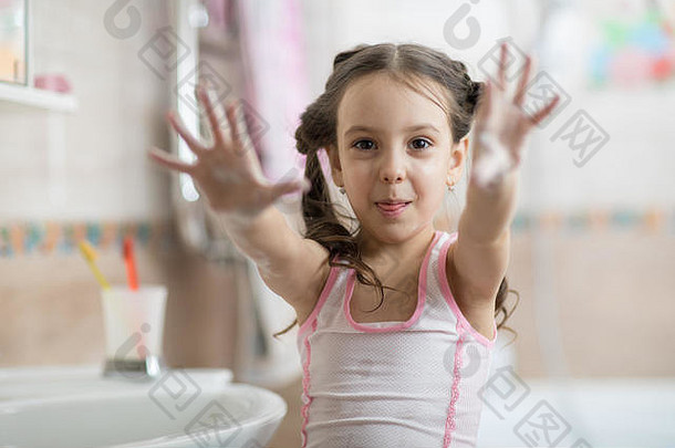 孩子洗手显示肥皂手掌