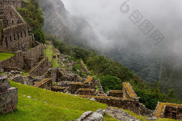 安第斯山脉有雾的悬崖上的马丘比丘遗址。秘鲁。南美洲。没有人。