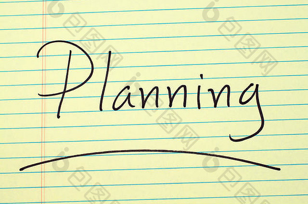 “计划”一词在黄色的法律便笺簿上划线