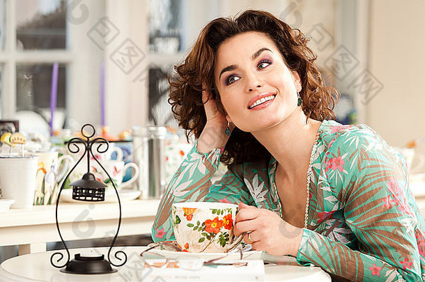 茶馆里可爱的女人微笑着，玩得很开心。查看同一张<strong>照片</strong>中的更<strong>多图</strong>像。
