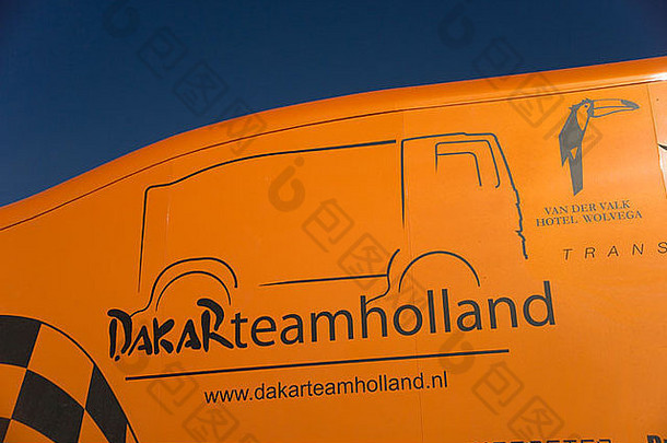 沙漠赛车卡车在雅斯米纳酒店为达喀尔拉力赛在摩洛哥撒哈拉沙漠埃尔格切比的沙丘旁训练