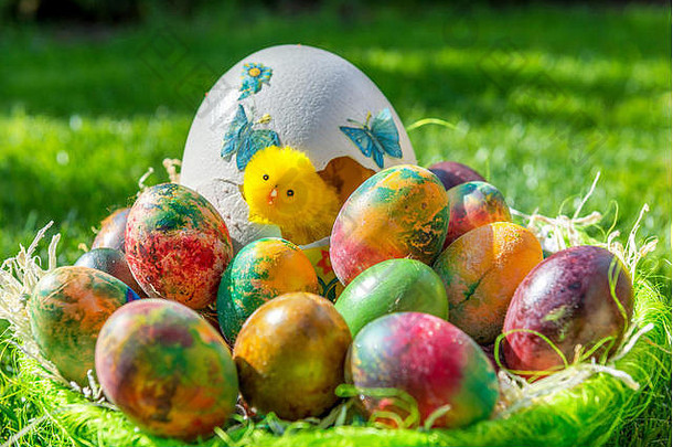 四月份有复活节彩蛋和郁金香的篮子