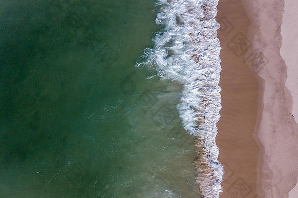 坦桑尼亚斯瓦希里海岸海浪拍打海滩的鸟瞰图。