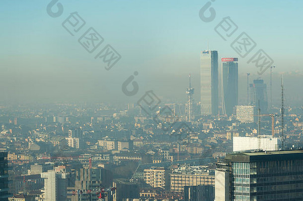 米兰景观烟雾空中视图城市被污染的空气