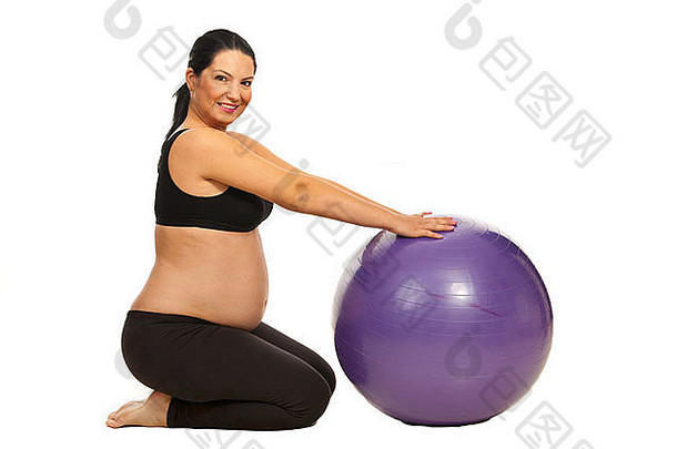 孕妇在白色背景上单独使用<strong>普拉提球</strong>进行训练
