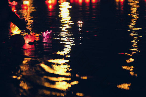 晚上河上的浮水灯节