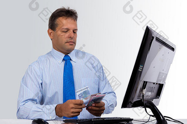 男人。穿蓝色的衬衫电脑