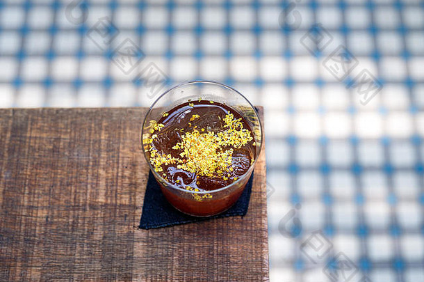 食品摄影专业饮料特写镜头装在花式玻璃杯中
