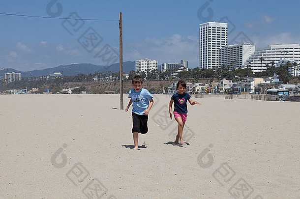 女孩男孩运行赛车沙子海滩