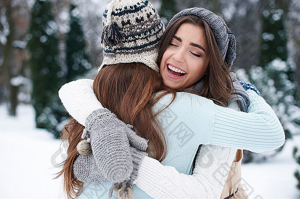 最好的朋友的冬季拥抱。德比卡，波兰