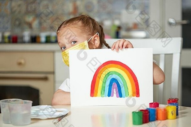 感谢NHS。在2019冠状病毒疾病的保护中，孩子们在家里画彩虹。冠状病毒2019冠状病毒疾病暴发。