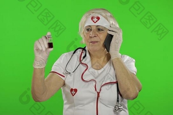 老年白人女医生与患者通电话的照片。女护士。病毒防护。流行病冠状病毒。2019冠状病毒疾病绿色屏幕。色度键