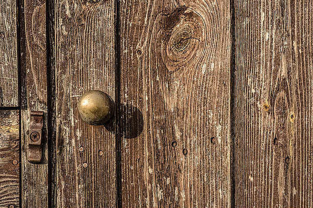 黄铜把手的旧木门