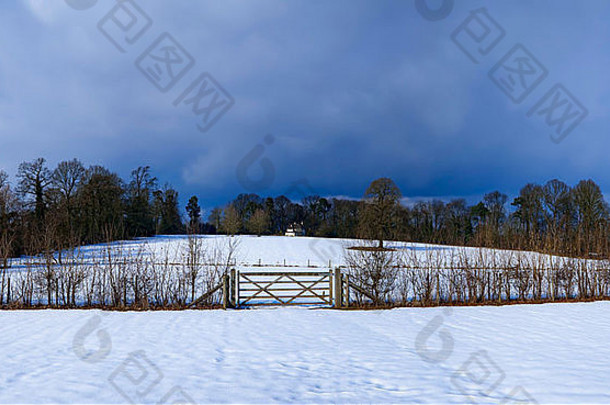 雪覆盖农村景观农村