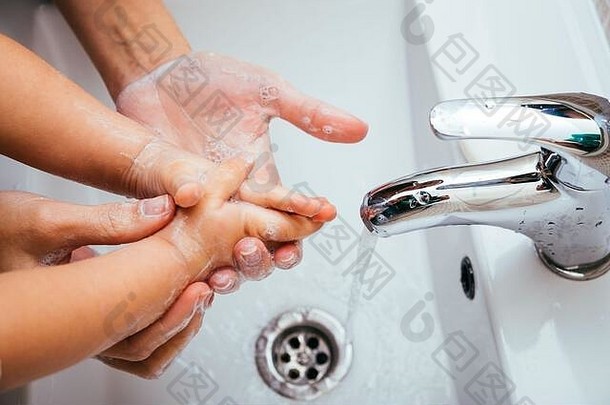妈妈。儿子洗手肥皂水首页浴室清洁手卫生防止爆发冠状病毒保护对
