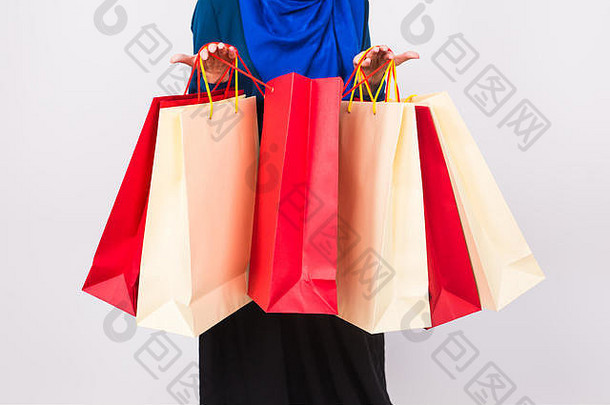 <strong>阿拉伯</strong>妇女拿着购物袋的特写镜头