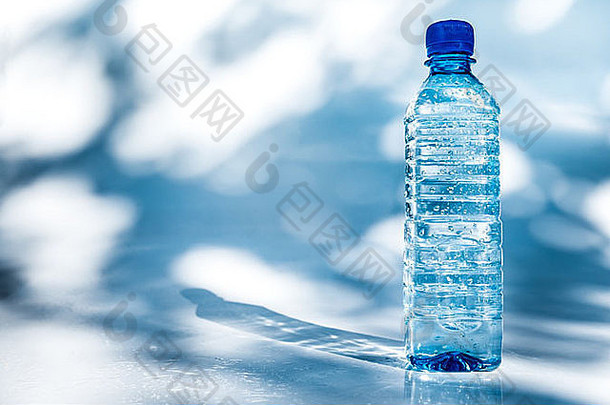 蓝色背景上的一瓶水