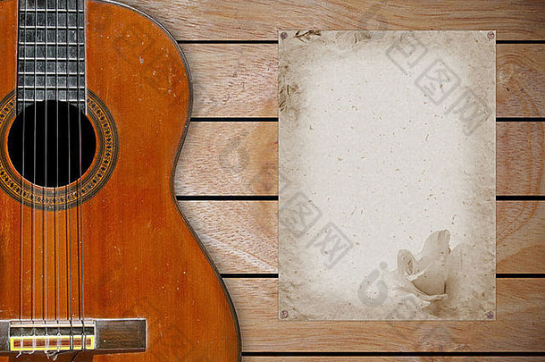 木碎片墙上的古典吉他，用桑椹纸空白页作音符