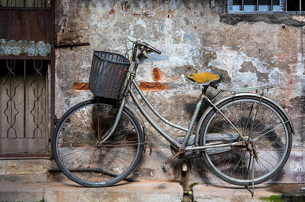 一辆自行车停在<strong>中国</strong>广州的一所房子前