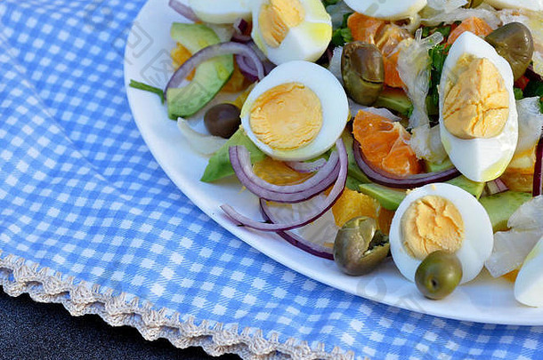 咸金鱼沙拉配鳄梨、橙子、洋葱、煮熟的鸡蛋、橄榄和橄榄油