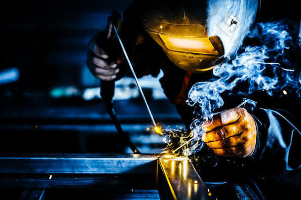 从事金属焊接和金属火花作业的专业面罩保护焊工。