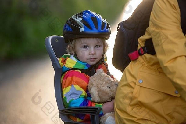 母亲和孩子，骑自行车，男孩坐在自行车座位上，和<strong>妈妈</strong>一起享受旅行，安全第一，戴头盔