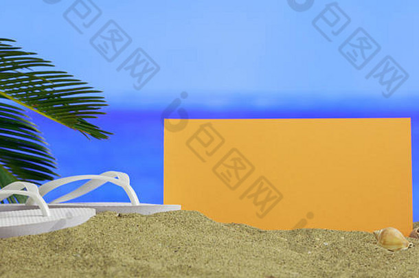 暑假概念-沙滩上的人字拖-空间