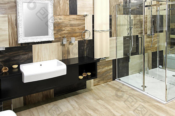 现代浴室内部采用拼贴大理石瓷砖