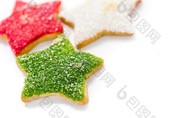 白色背景上的各种彩色圣诞饼干。