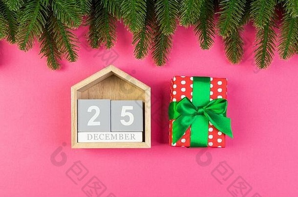 彩色<strong>背景</strong>上木制日历、礼品盒和枞树的俯视图。十<strong>二月二</strong>十五日。圣诞节的时候有复印空间。