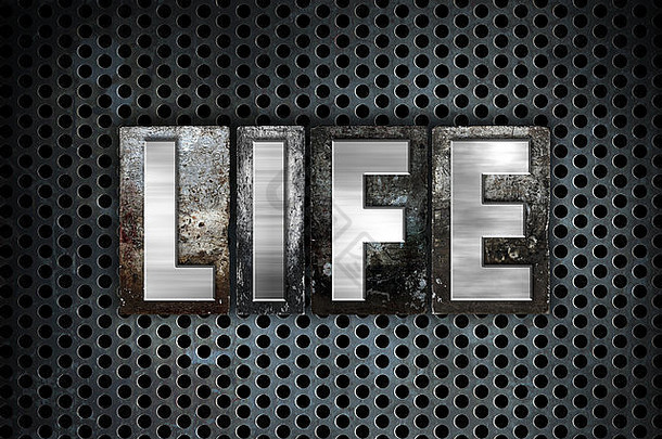 “生命”一词是用复古金属活版印刷在黑色工业网格背景上书写的。