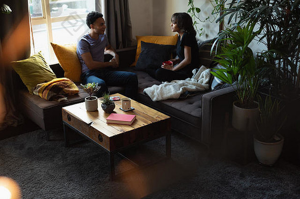 在客厅的沙发上喝咖啡的时候，<strong>情侣</strong>们相互交流